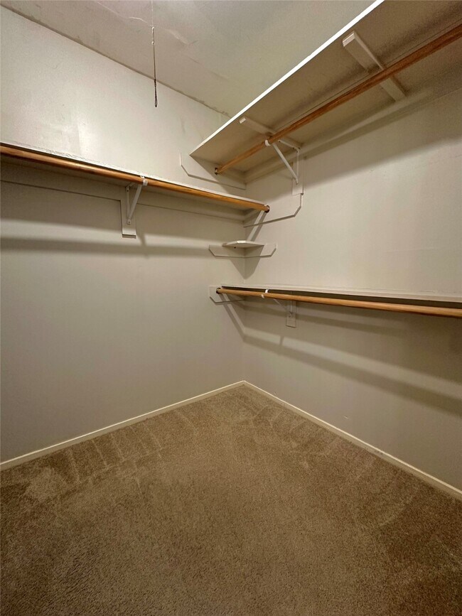 Building Photo - 2016 Royal Oak Pl