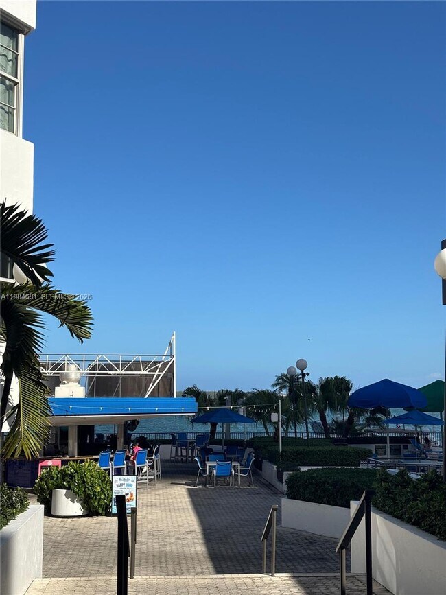 Building Photo - 999 Brickell Bay Dr