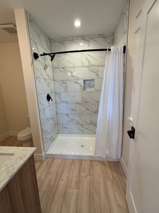 Building Photo - 480 SE Reed Market Rd