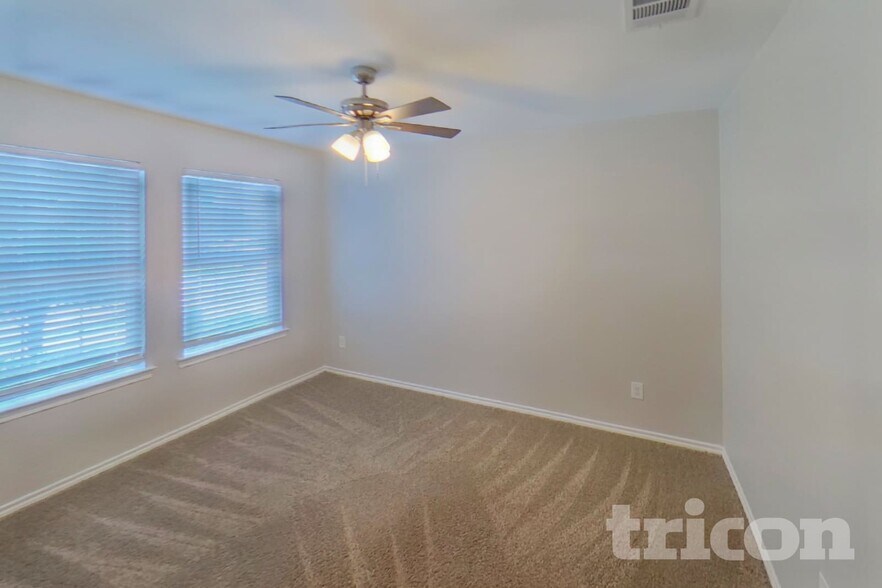 Building Photo - 1002 Meadow Wood Ln