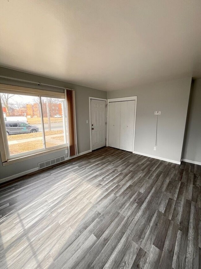 Building Photo - Charming 2-Bedroom Duplex Home / Pet-Frien...