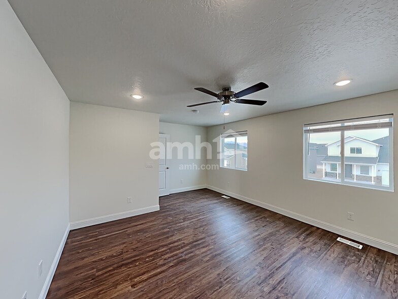 Building Photo - 2434 E Buckskin Way