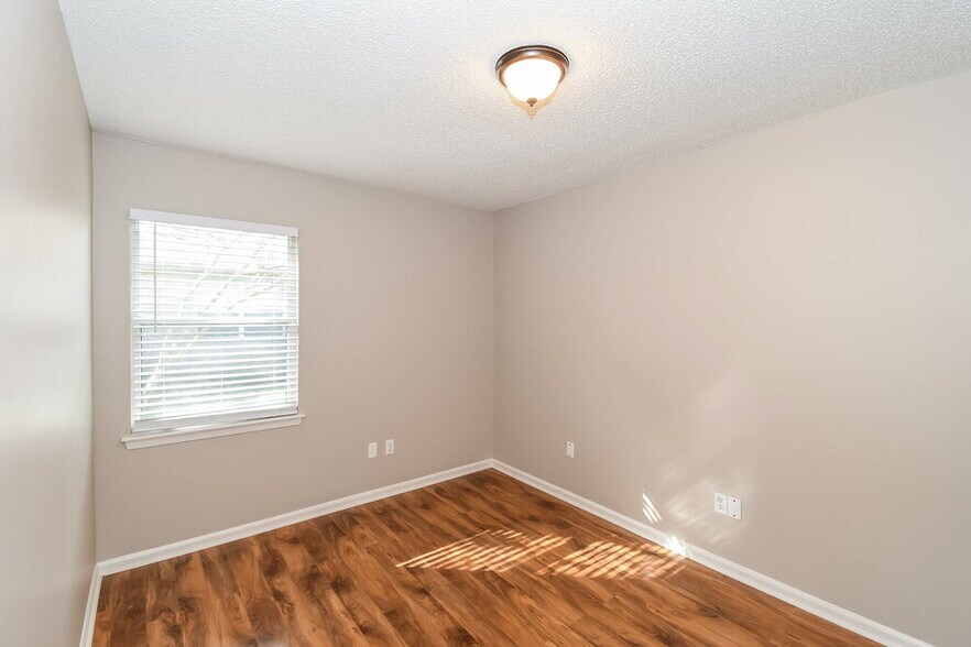 Building Photo - 8736 Townsquare Dr
