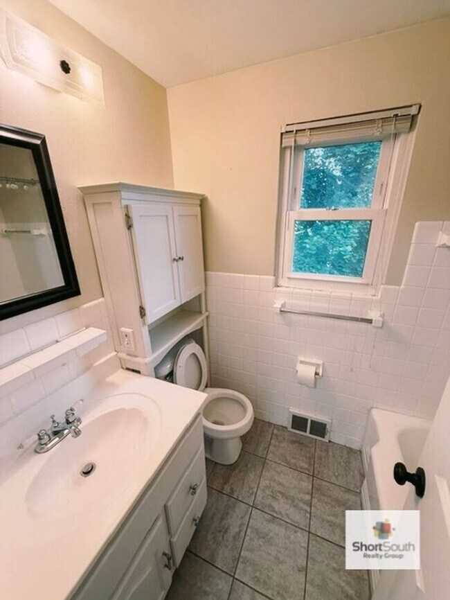Building Photo - Updated 3 bed 1.5 bath Single Family Home in