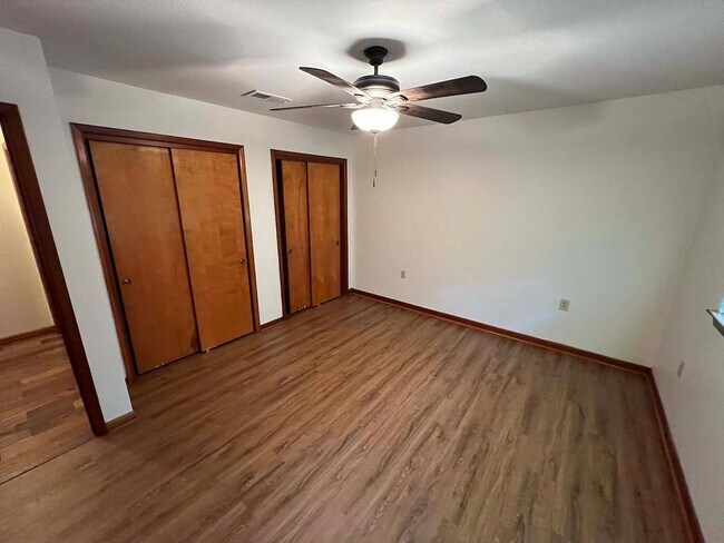 Building Photo - Baker's Historic Buffwood Subdivision, 3 bedroom, 2 bath home loaded with amenities