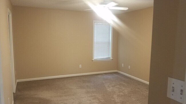 Building Photo - 3 Bedroom/2 Bath Home in New Wood Valley