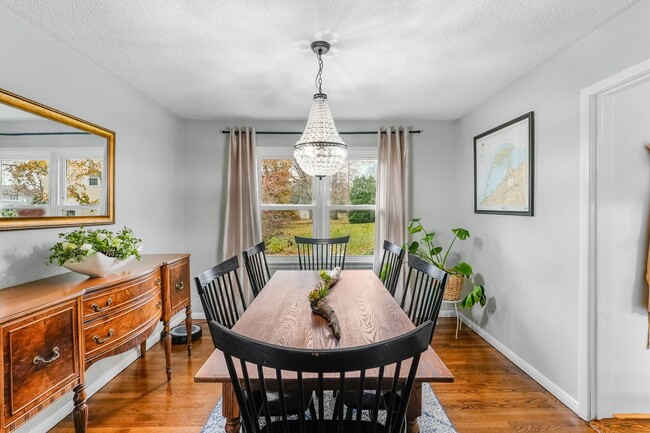 Building Photo - Beautifully Updated 4 Bedroom, 2.5 Bath Home in Fairview