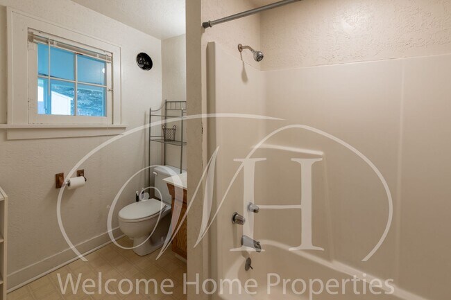 Building Photo - Cozy Home with Storage in Quiet Convenient Location