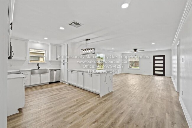 Building Photo - 1404 Des Jardines St