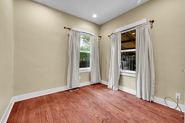 Building Photo - $3,950 - Charming and Updated 4 bed, 3 bat...