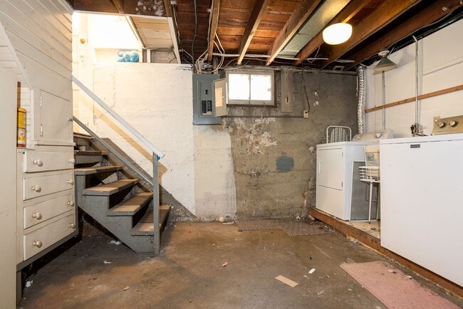 Building Photo - Old World Charm with Views of Lake Union!