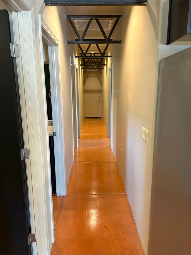 Building Photo - 1014 E Linden St