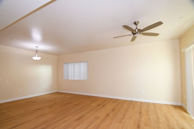 Building Photo - 571 Moss St