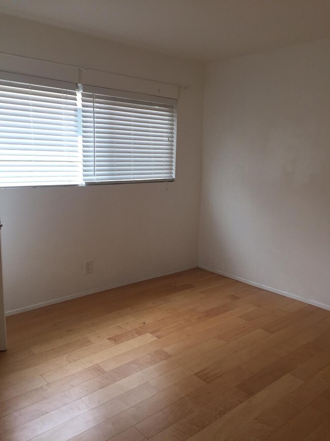 Building Photo - 1351 Armadale Ave