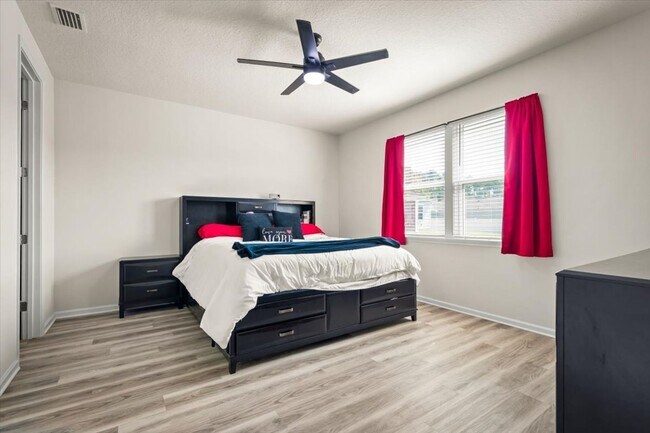 Building Photo - 4 Bedrooms | 2 Bathrooms | Screened Patio ...