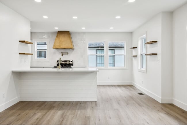 Building Photo - 1332 Columbia Ave