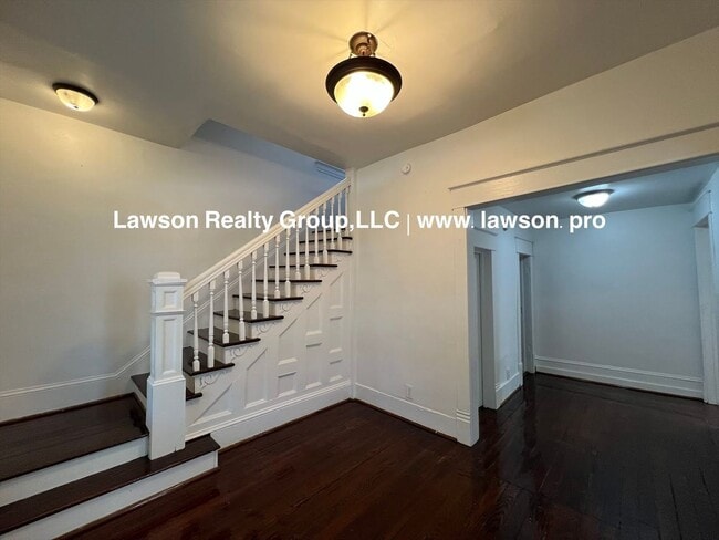 Building Photo - 1208 Chapman Ave SW