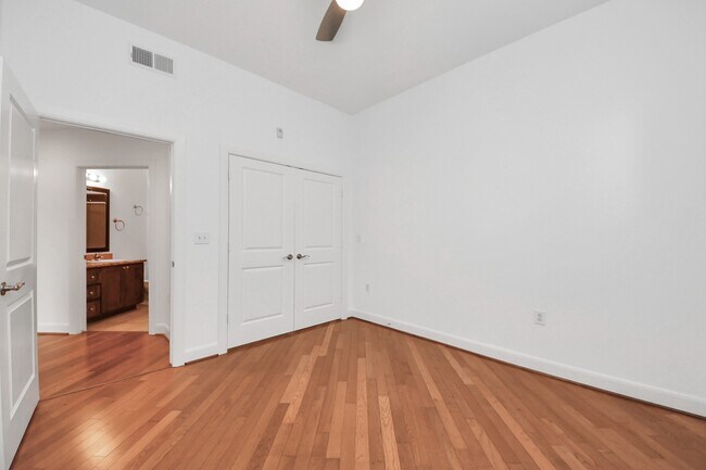 Building Photo - 1010 Rosine St