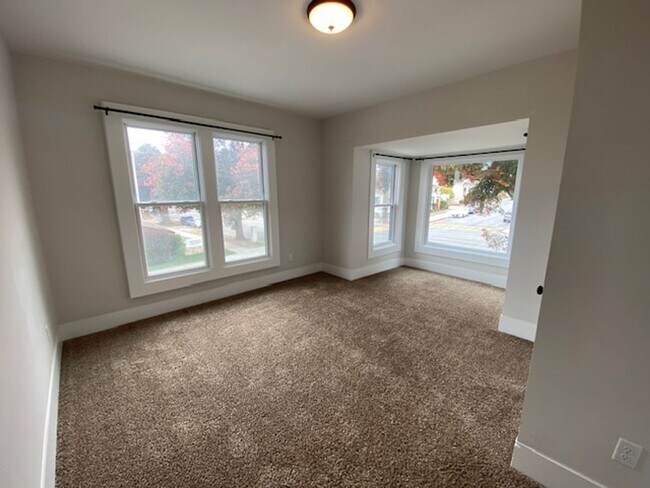 Building Photo - 542 Pine Ave