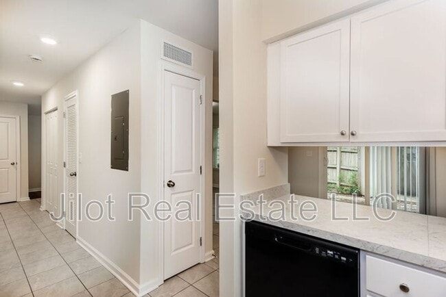 Building Photo - 2015 Oak Park Ln