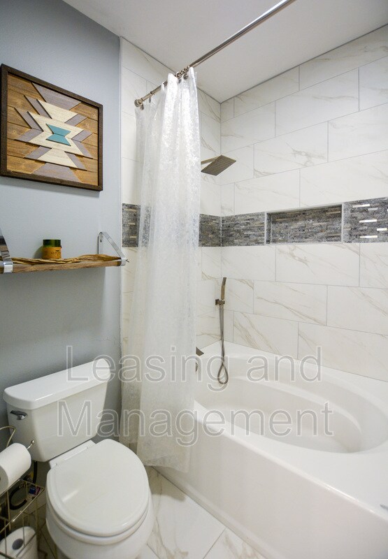 Building Photo - 130 River Landing Dr
