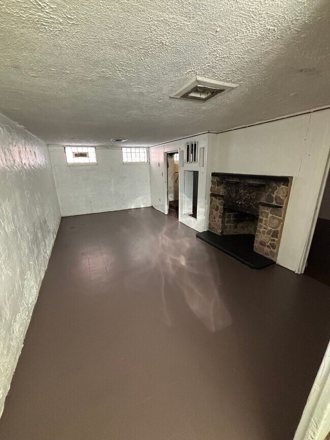 Building Photo - 3057 Livingston Rd