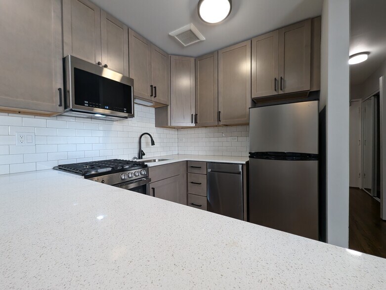 Building Photo - 524 W Oakdale Ave