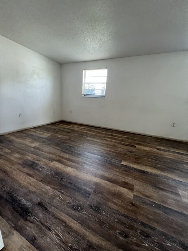 Building Photo - ** Single Family Home - Port Charlotte - 2 Bed / 2 Bath Plus Den/Bonus Room - Annual Rental - $16...