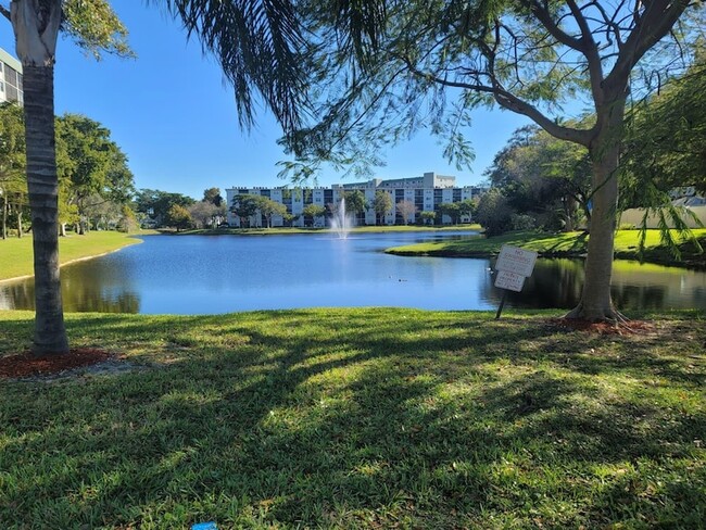 Building Photo - 2200 S Cypress Bend Dr