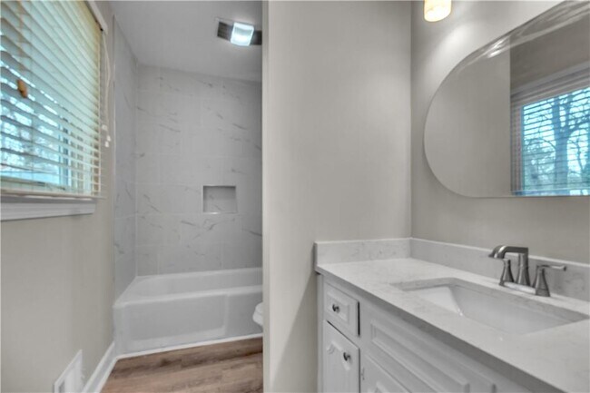 Building Photo - 4497 Glenforest Dr NE