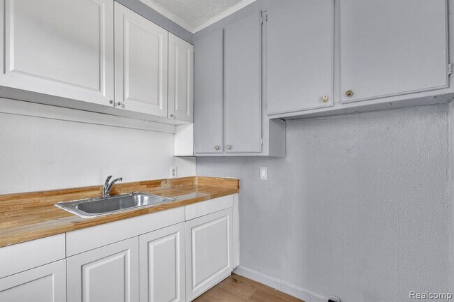 Building Photo - 17701 Manderson Rd