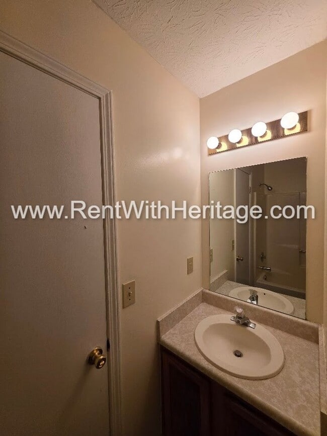 Building Photo - Amazing 3 bedroom, 2.5 bath townhome/ Great Roommate Floorplan / Great Location