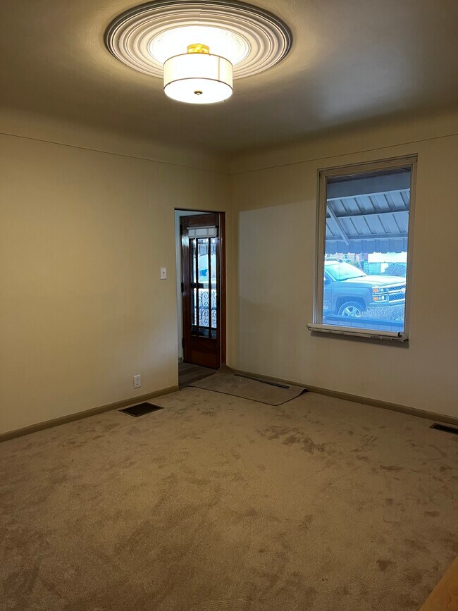 Building Photo - 201 Oak St