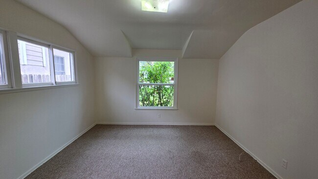 Building Photo - Sherman Oaks 3+2 w/appliances, wood floors...