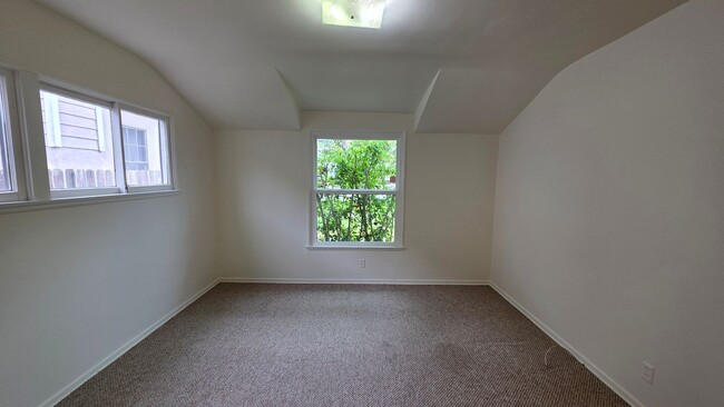 Building Photo - Sherman Oaks 3+2 w/great backyard + all ap...