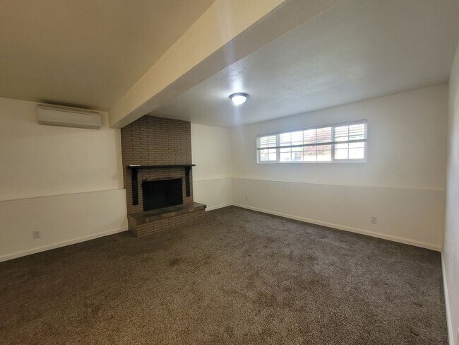 Building Photo - Charming 4 bed 2 bath