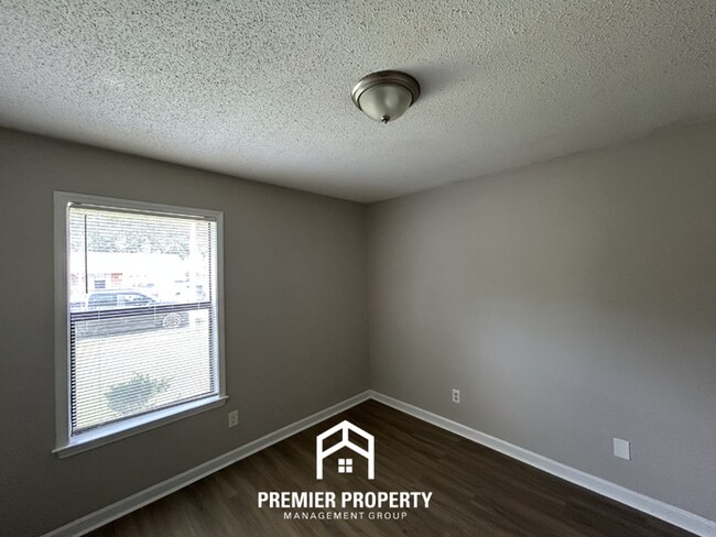 Building Photo - Charming 3 Bedroom Rental on Palgrave Lane - Open Kitchen & Fenced Yard