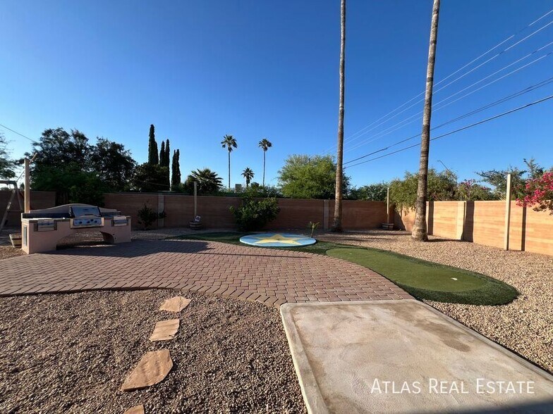 Building Photo - 1002 S Seco Pl
