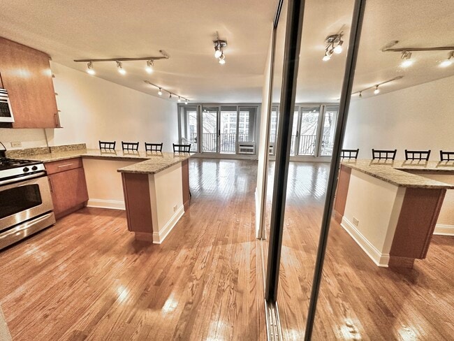 Building Photo - 1960 N Lincoln Park W