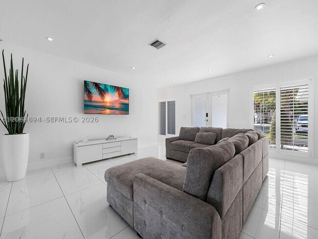 Building Photo - 6951 Miami Lakeway S