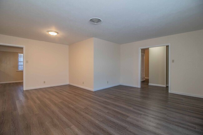 Building Photo - SOUTH HILLS Home on Large Corner Lot!!!!