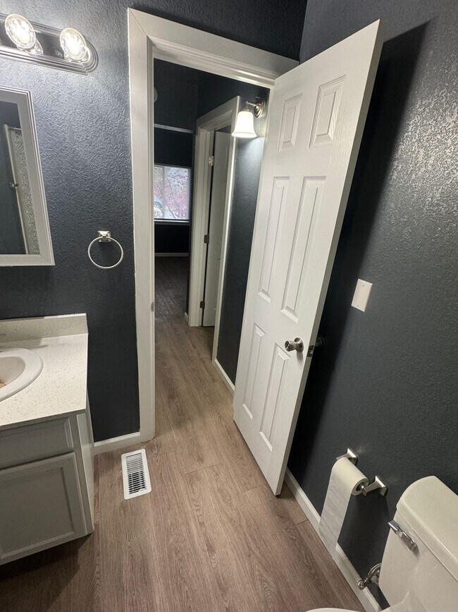 Building Photo - y80215