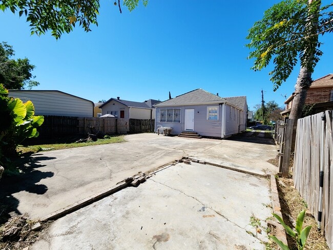 Building Photo - 2333 Pauline St