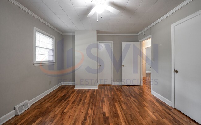 Building Photo - LOVELY HOME WITH HARDWOOD FLOORS!