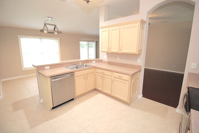 Building Photo - Huge 4 Bed 3 Bath Home w FENCED YARD and SCREENED LANAI for Rent!