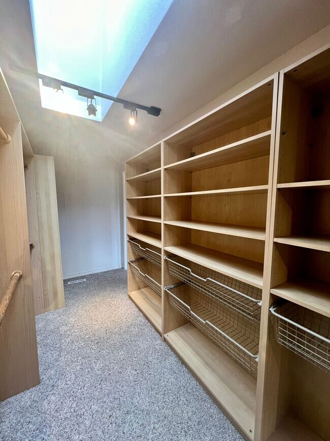 Building Photo - Private Westside 3 BD+Den