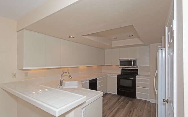 Building Photo - Gorgeous Townhome in Laguna Del Mar Community!