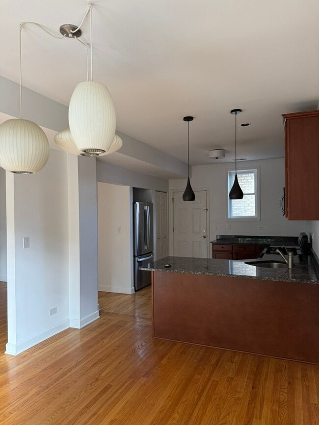 Building Photo - 4845 N Wolcott Ave
