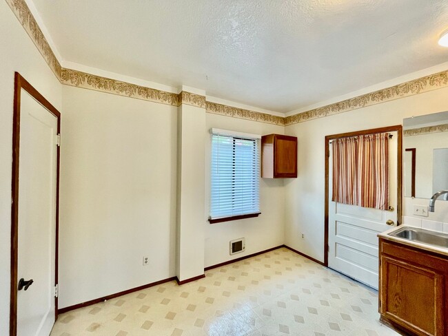 Building Photo - 2412 SE Belmont St