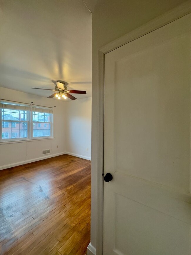 Building Photo - Charming 3-Bedroom Townhome with Modern Amenities in Parkville!